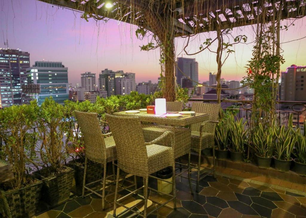 Essence Hotel-Phnom Penh Exterior foto